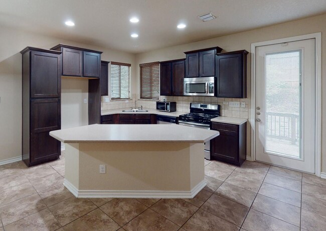 Building Photo - modern elegance and comfort