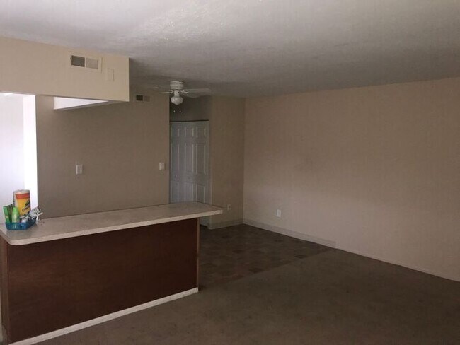 Building Photo - 1 Bed 1 Bath Hedgewood Apartment