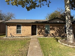 Building Photo - 811 Roaming Rd Dr