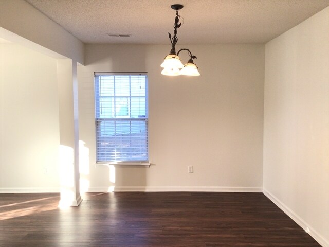 Foto del edificio - 4987 Harthill Ave