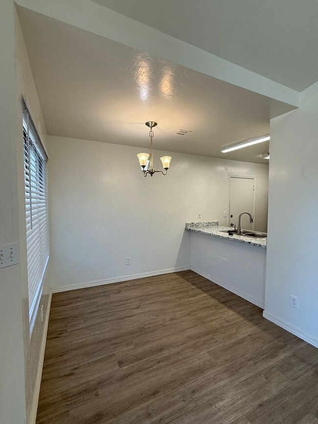 Building Photo - 8412 E Lakeshore Dr