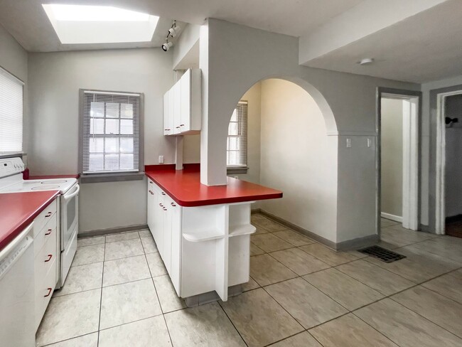 Building Photo - AVAILABLE IMMEDIATELY! Dishwasher and Wash...