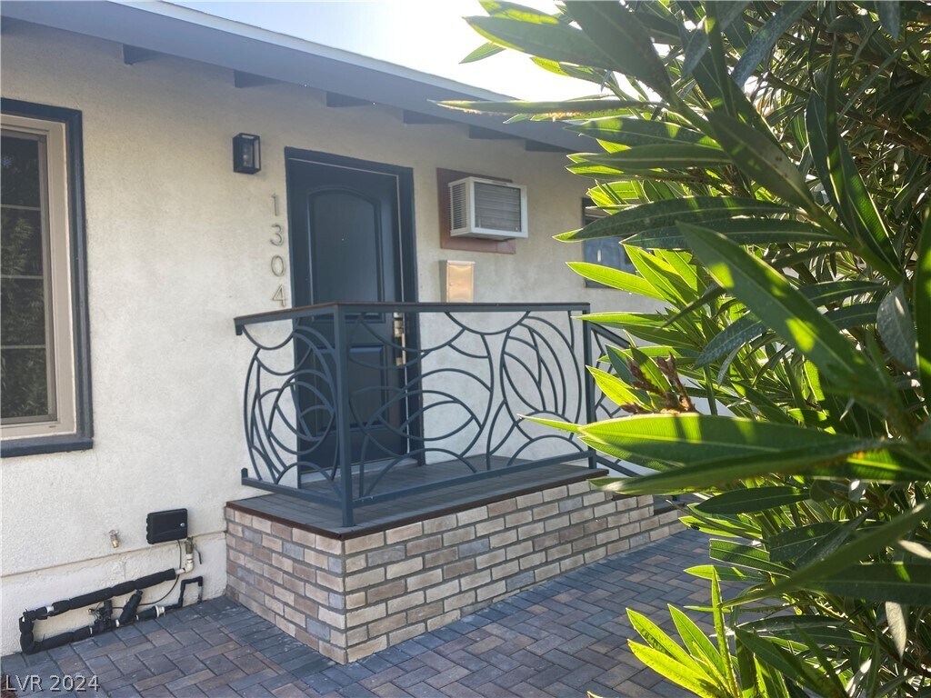 Foto principal - 1304 Stewart Ave