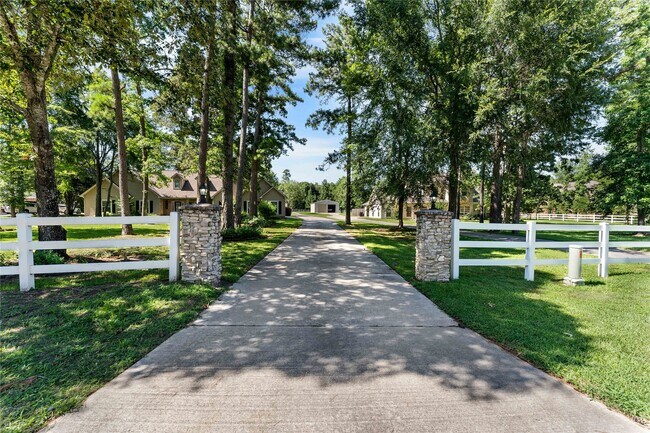 Foto del edificio - 15680 Connie Ln