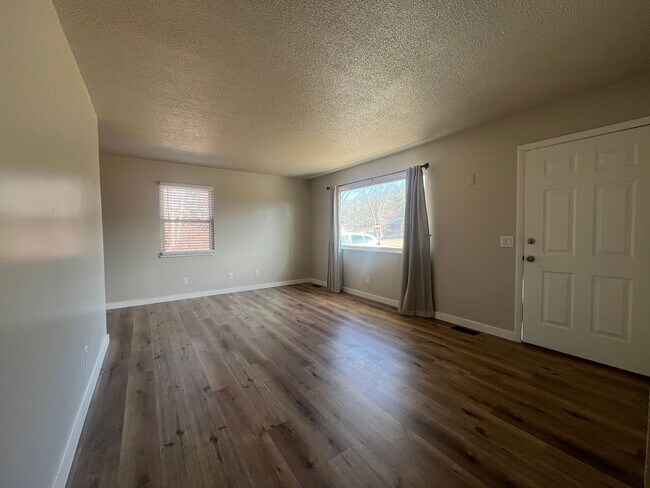 Foto del edificio - Newly Renovated 3 Bedroom, 2 Bathroom Home - 1200 sqft