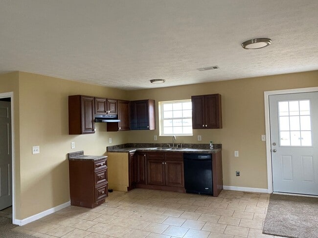 Building Photo - Now available 3 bedroom 2 bath single fami...