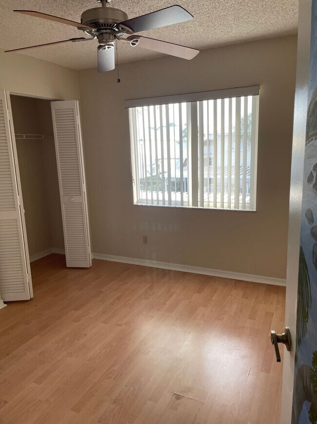 Foto del edificio - 2/2 Private 2nd Floor with Lovely Screened...