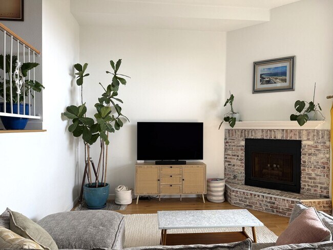 Building Photo - Furnished Multi-Level Townhome in South Redondo Beach – Available for 6–12 Months