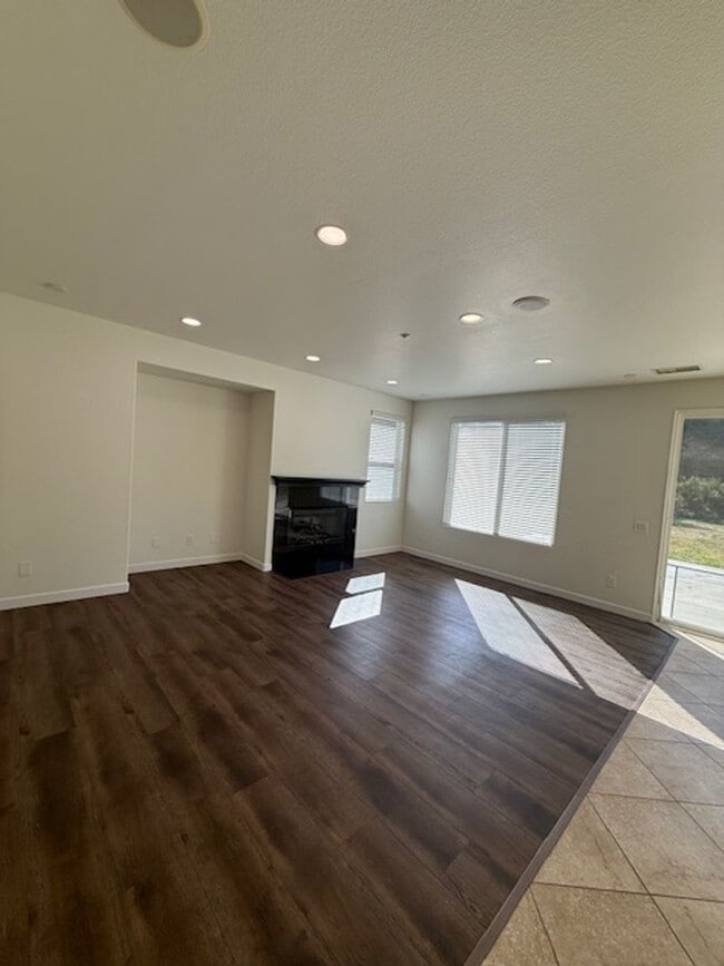 Building Photo - Very Nice 4 bedroom, 3 full bath home in much desired Lakeside neighborhood.