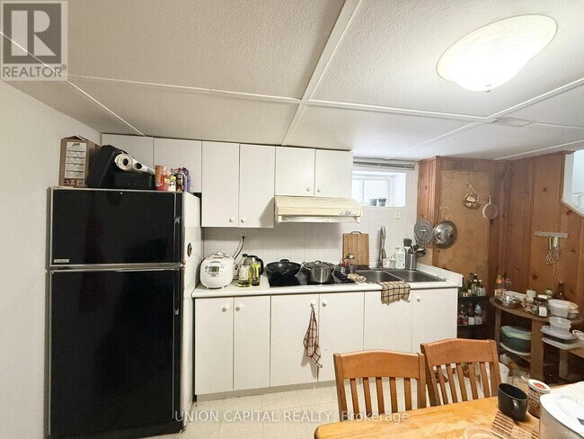 Building Photo - 38 Deepdale Dr