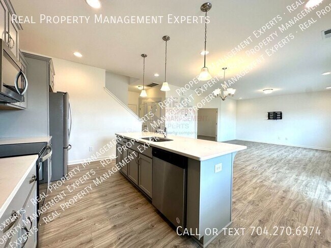 Foto del edificio - Must See 4 Bedroom / 2.5 Bath Home with 2 ...