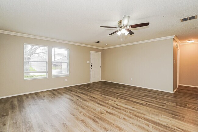 Building Photo - 2724 Woodlake Pkwy