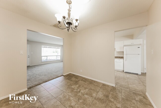 Building Photo - 2529 W Sweetwater Ave
