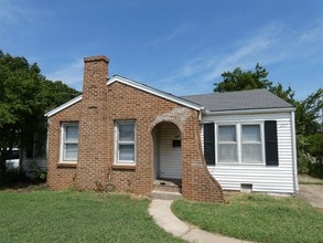 Building Photo - 207 W Fairchild Dr