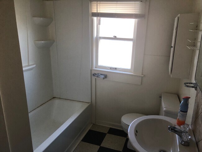 Bath - 401 Franklin St