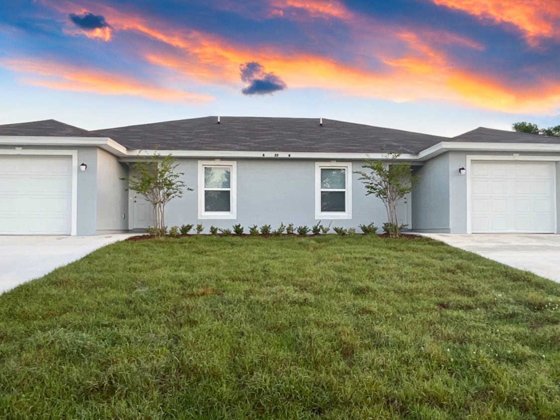 Primary Photo - Stunning 2BR/2BA Duplex for Rent in Palm C...