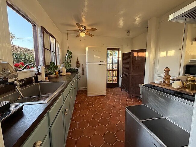 Foto del edificio - 725 Washington Blvd