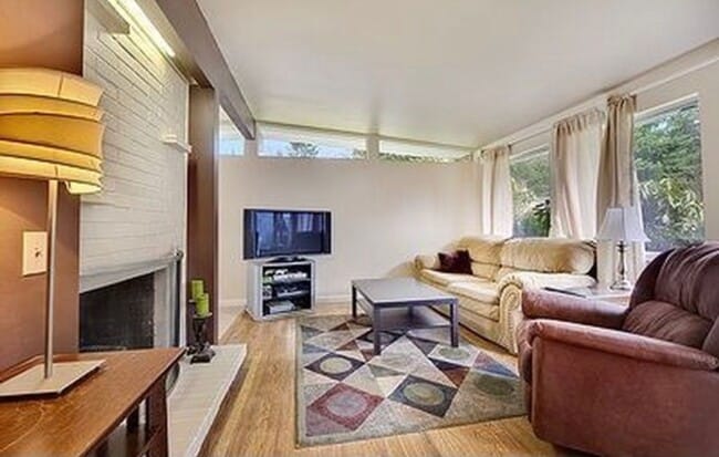 Building Photo - Mid century rambler on corner lot