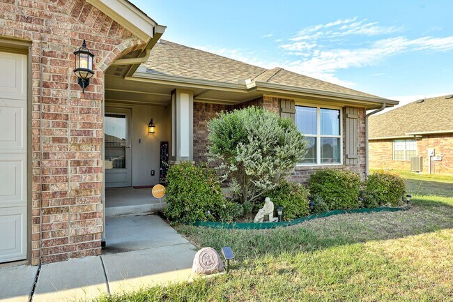 Building Photo - Gorgeous 3 bed 2 bath in Chickasha! SOLAR ...