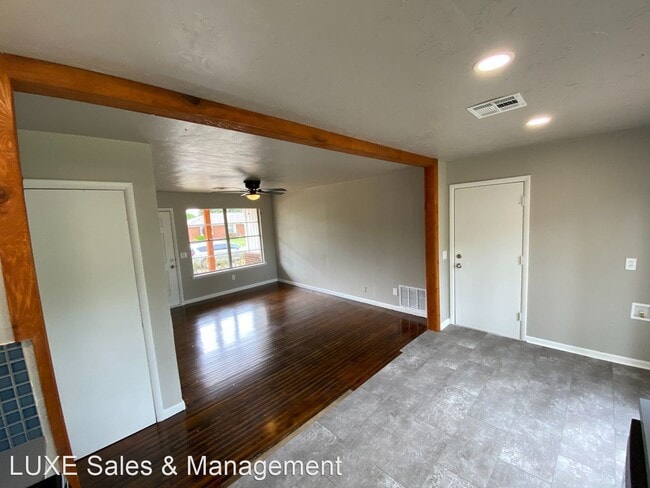 Building Photo - 3 br, 1 bath House - 1704 Waltz Way