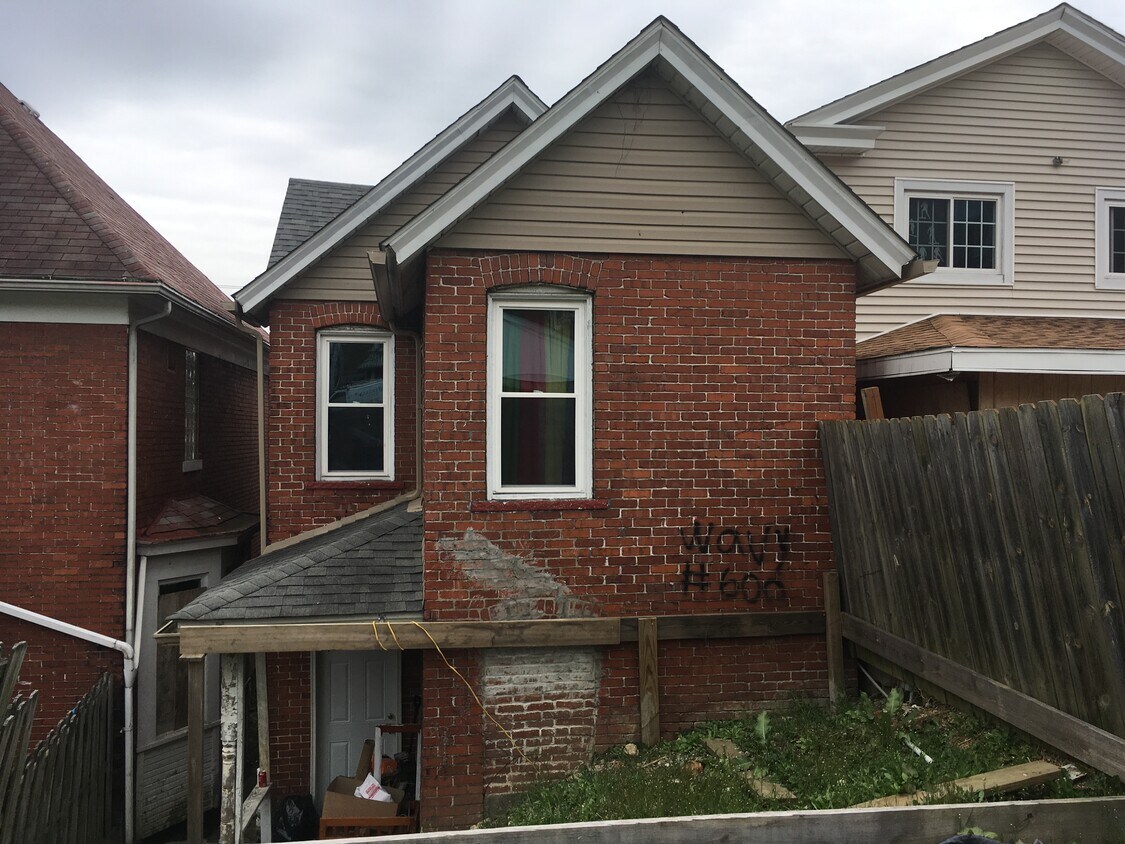 Foto del edificio - 236 W 8th Ave