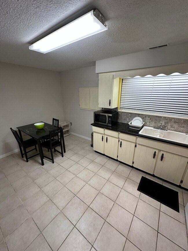 Photo du bâtiment - 784 E 56th Ave