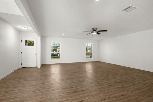 Foto del edificio - 914 Grand Oaks Dr