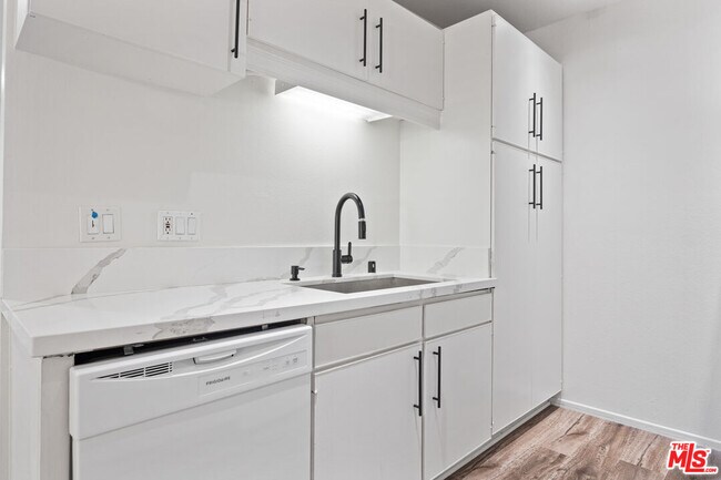 Building Photo - 322 Miraleste Dr