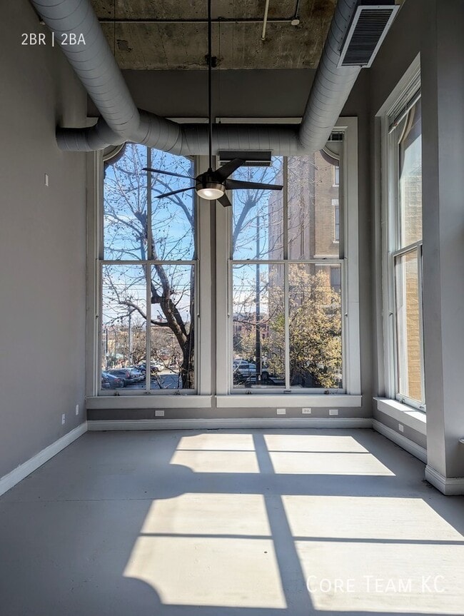Building Photo - Two bedroom in River Market