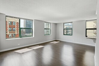 Building Photo - 71 W Huron St