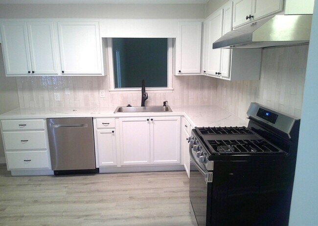Foto del edificio - JUST REDUCED!!! PLUS****MOVE IN SPECIAL***...