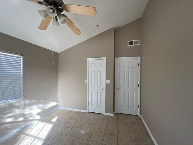 Building Photo - 211 Rio Rojo Dr