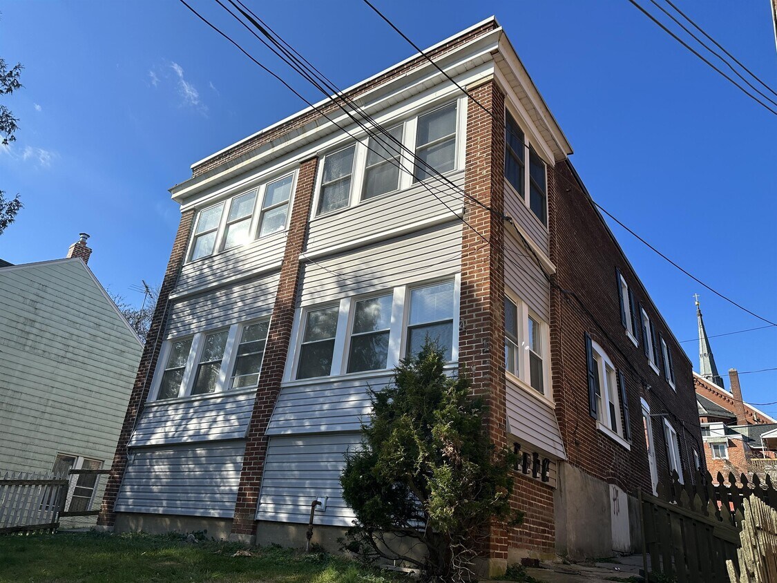 431 Fremont St Unit 2, Lancaster, PA 17603 Room for Rent in Lancaster