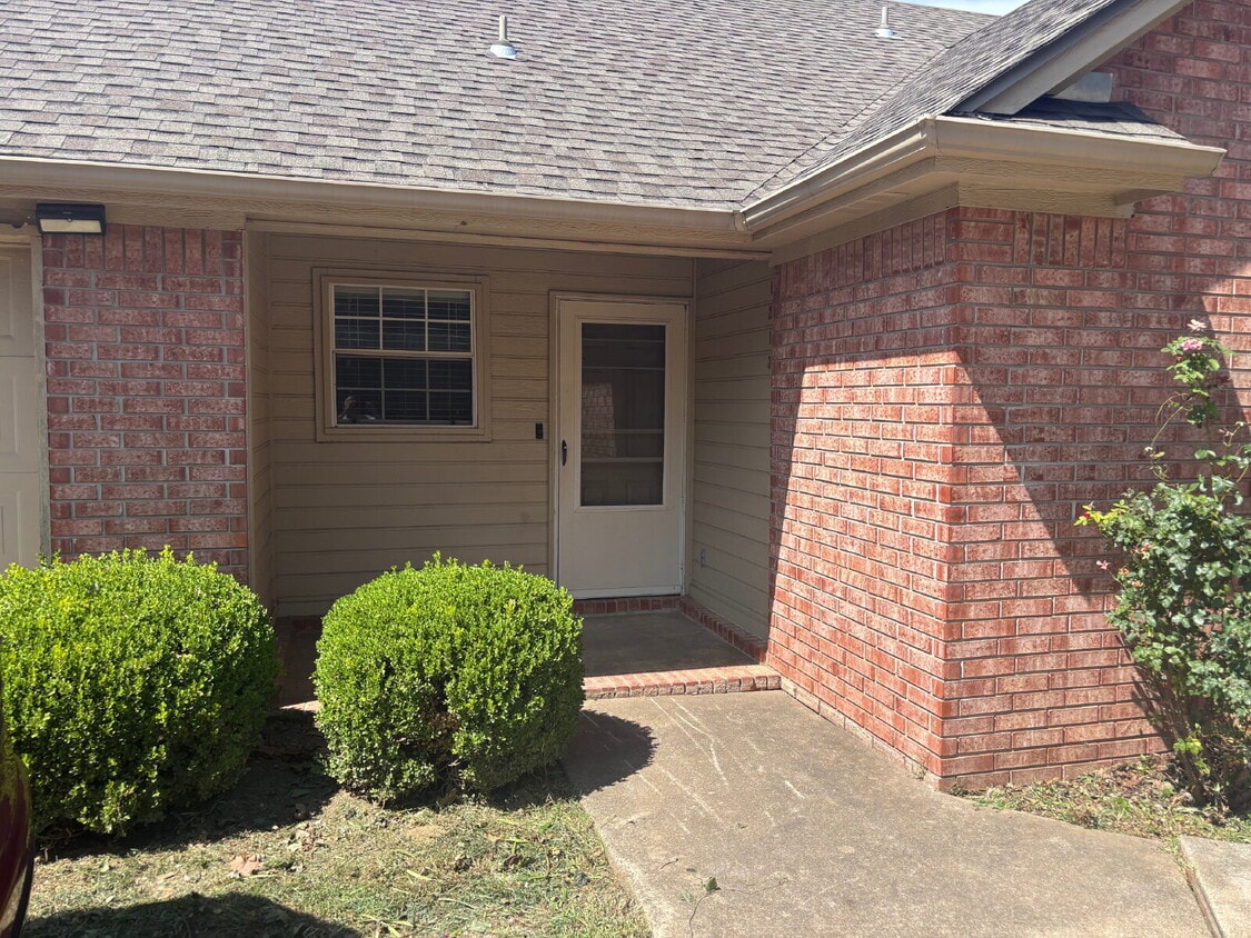 Primary Photo - Two Bedroom 2 Full bath 11sqft Duplex for ...