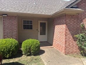 Building Photo - 1213 S 41st Cir