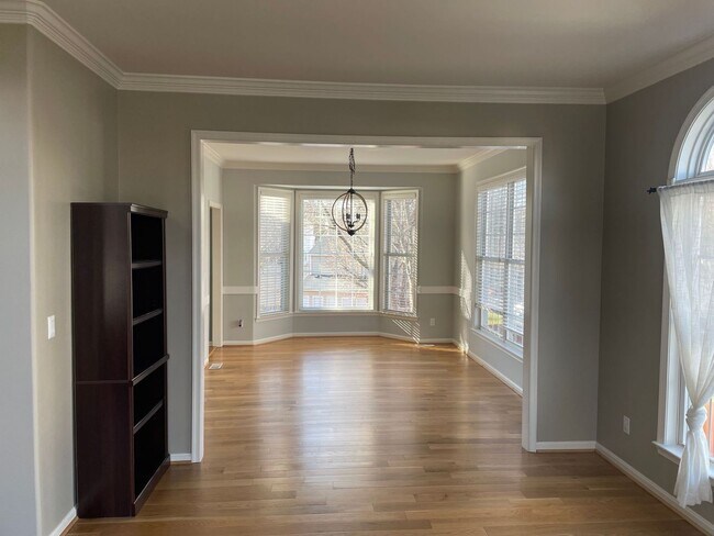 Building Photo - LARGE UPDATED 5 BEDROOM HOME - STAFFORD -A...