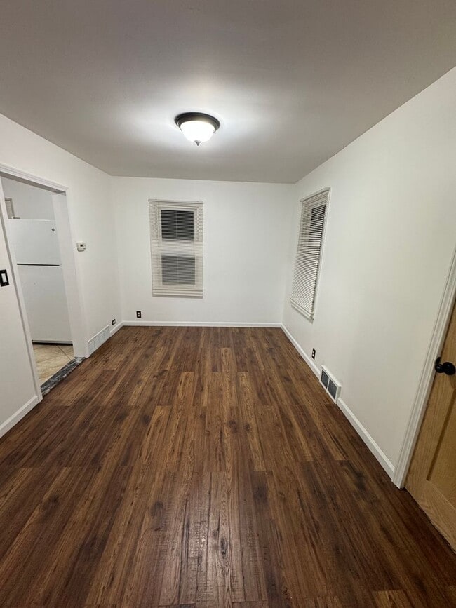 Building Photo - AVAILABLE NOW! Charming 2-Bedroom Home in Quiet Pontiac Neighborhood!