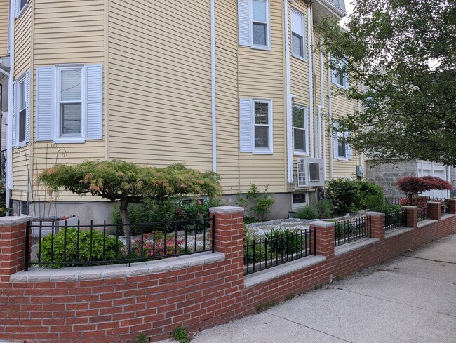 Foto del edificio - 28 Shapley Ave