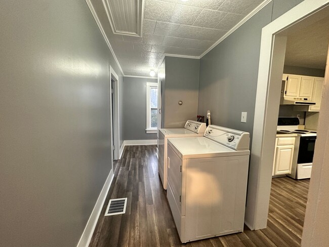 Foto del edificio - 2 Bedroom, 1 Bath Upstairs Studio Apartment