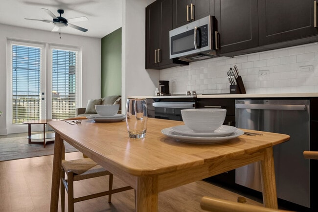 Foto del edificio - 207 N Himes Ave