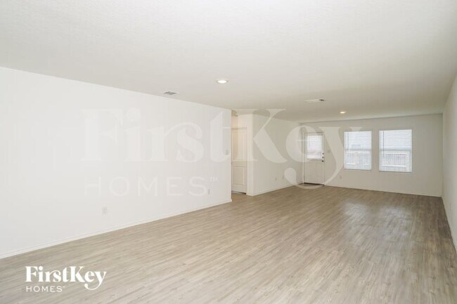 Building Photo - 2418 Double Oak Dr