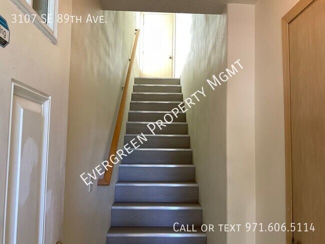 Building Photo - Beautifully Upgraded Tri-Level $2,395 3BD/...