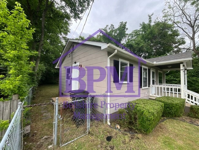 Building Photo - Cozy & Freshly Updated 2 Bed / 1 Bath Home...