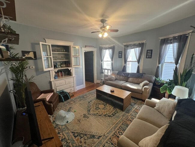 9/1 3BR w/generous sized bedrooms, EIK, porch, near Porter/Davis - 9/1 3BR w/generous sized bedrooms, EIK, porch, near Porter/Davis Apartment