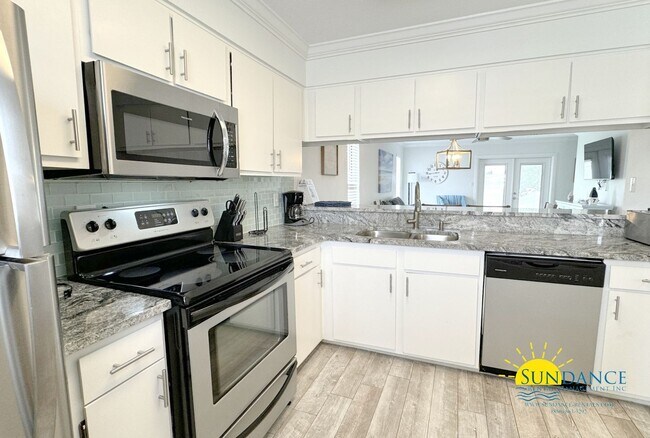 Building Photo - Renovated, Furnished Optional: 2-Bedroom T...