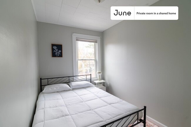 Building Photo - Room in Shared 4 bed/1 bath home