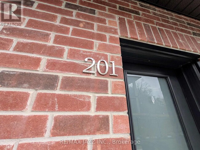 Building Photo - 750-750 King St E