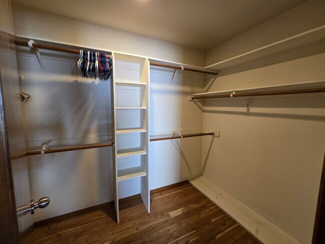 Foto del edificio - Welcome to this charming 1-bedroom, 1.5 bathroom home with an Office