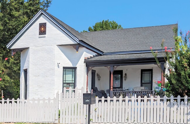 Building Photo - 700 Shull St