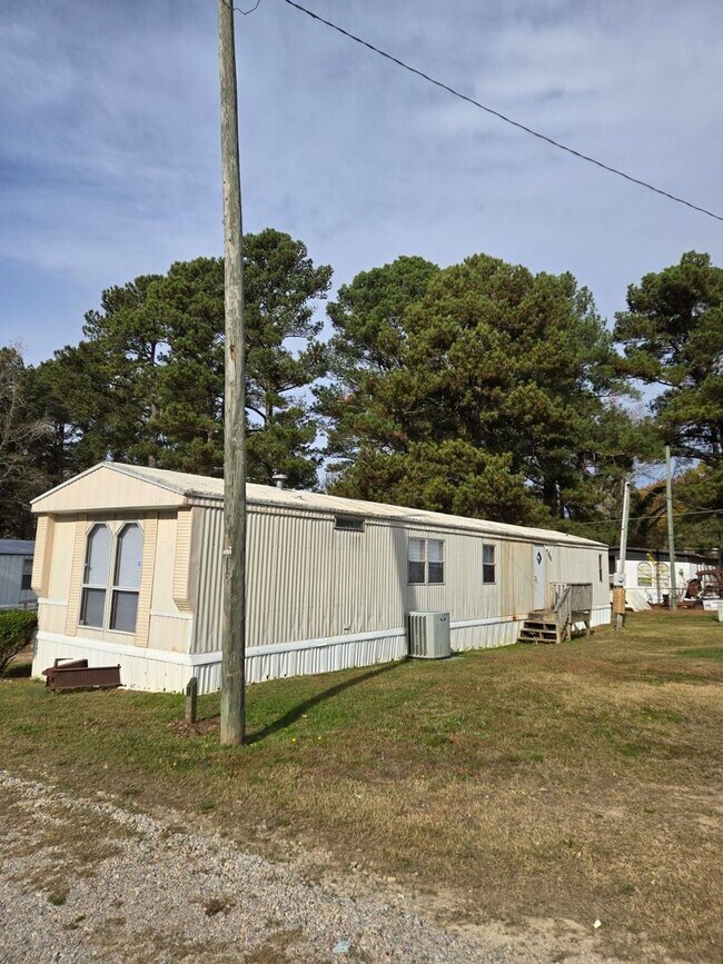 Building Photo - 3 bedroom 2 bath singlewide